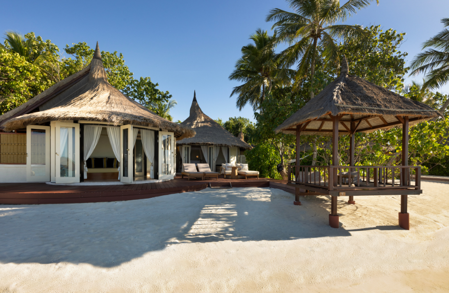 Grand Beachfront Pool Villa at Banyan Tree Vabbinfaru, view 4
